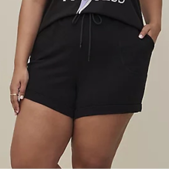 NWT Torrid EVERYDAY FLEECE PATCH POCKET ACTIVE SHORT size 2 - Picture 2 of 5